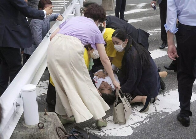 Σοκ στην Ιαπωνία - Πυροβόλησαν πισώπλατα τον πρώην πρωθυπουργό Σίνζο Άμπε κατά τη διάρκεια ομιλίας! 